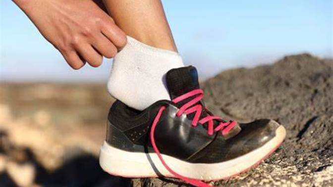 'Sock, shoe, sock, shoe' or 'Sock, sock, shoe, shoe'?
