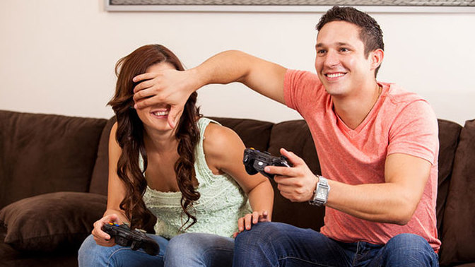 Is it normal in a healthy relationship for girls to be able to have guy friends and guys to be able to have girl friends? ?