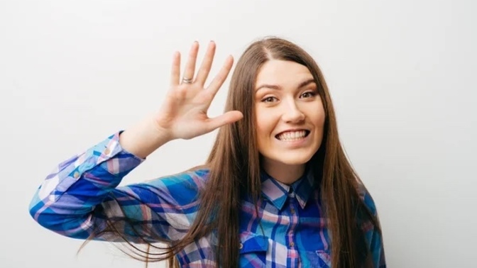Why did this new female bus driver waved at me when she doesn’t like me?