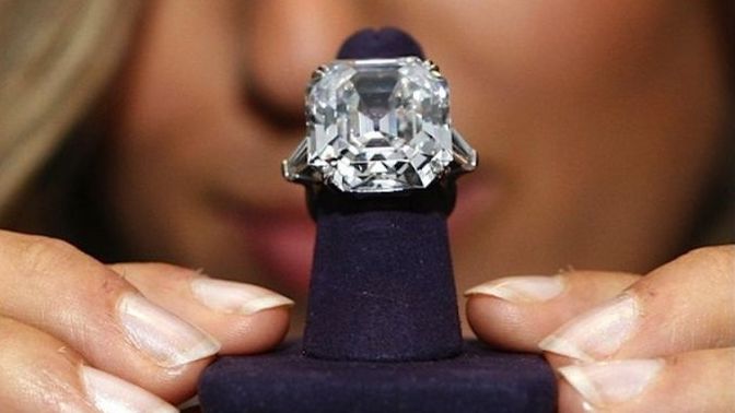 Should a non-rich man ask his rich girlfriend for money to buy her an expensive ring?