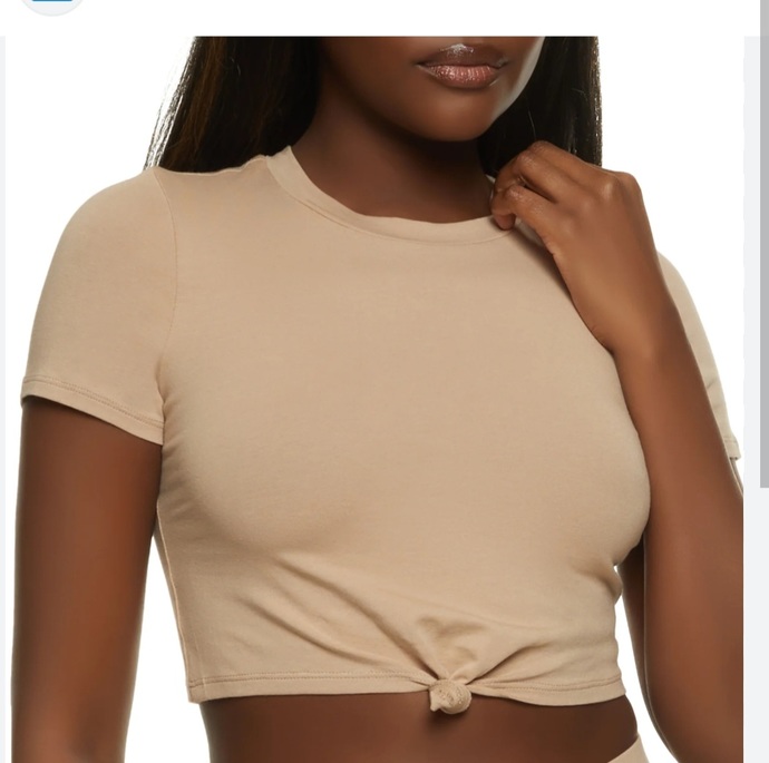 Would a beige top look good with black pants and beige sandals?
