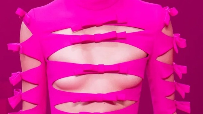 Pink Alert: Valentino Fall 2022 Runway details, which one is your favorite?
