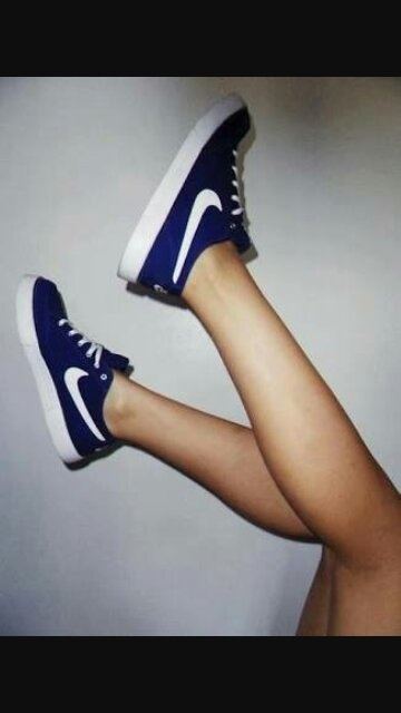 Girls, Who doesnt wear socks with shoes?