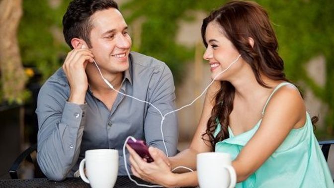 Can guys distinguish the difference between when a woman is nice or flirting?