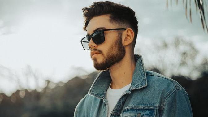 Recently got back in contact with a woman that I really like. How do I gear up from casual conversation into telling her that I have feelings for her?
