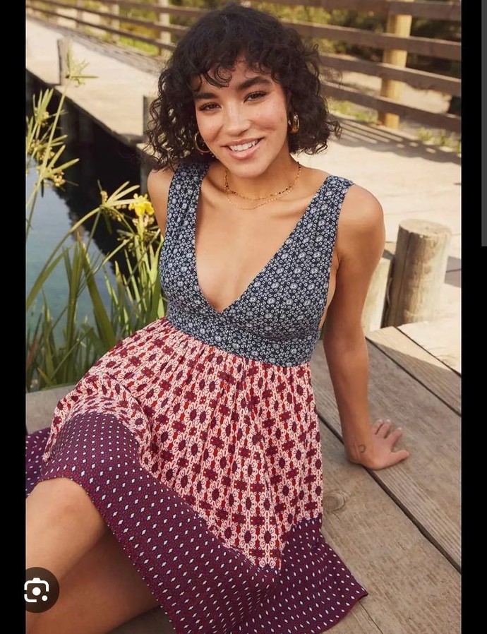 Guys (girls also welcome), what kind of clothes/style do you love seeing a girl wearing?