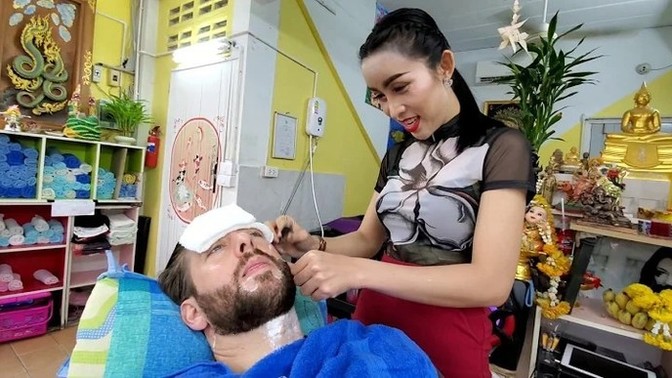 Youtuber Jason Rupp gets his spa treatments from a transgender woman named Nin in Thailand. Even having a romance with her. Do you think it's sweet?