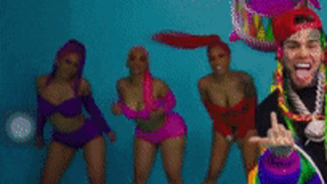 Why aren't there female singers with male gold diggers in the background?