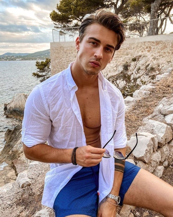 Do men or women have it easier when it comes to hot weather and clothing?