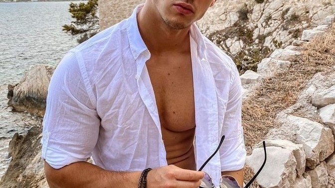 Do men or women have it easier when it comes to hot weather and clothing?