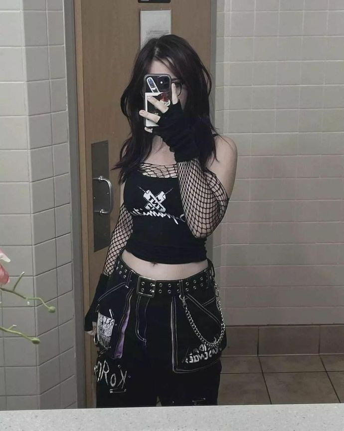 Are weak guys attracted to girls who wear alternative style?