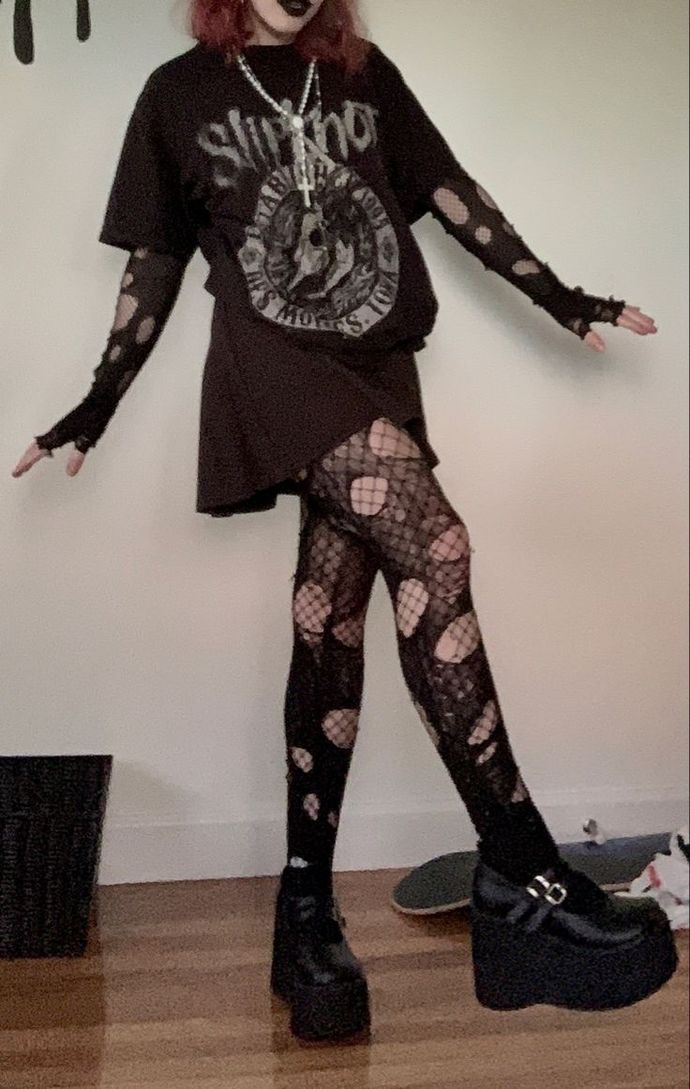 Are weak guys attracted to girls who wear alternative style?