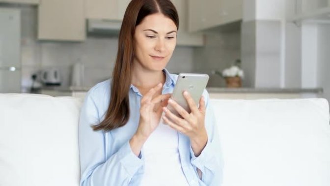 When you’re talking to people on the dating apps, how long do you usually take to reply in the early stages? And am I being unreasonable?