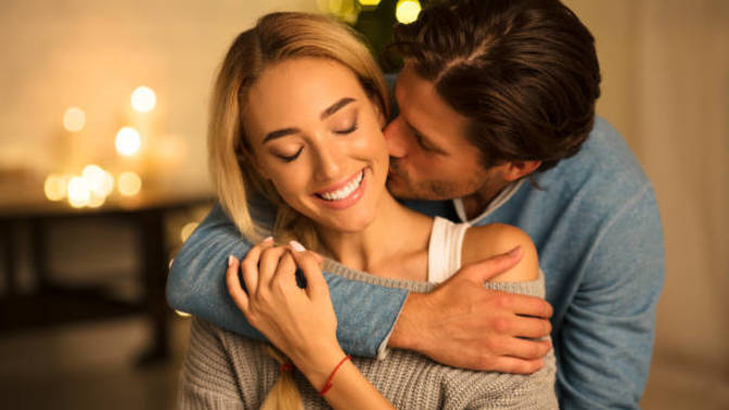 How do you get a guy to kiss you on a date and which date should it be?