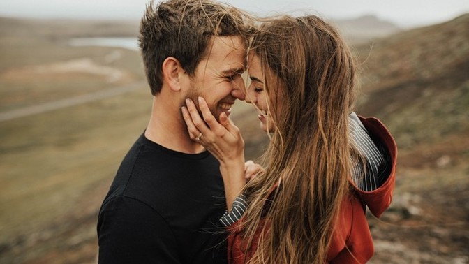 What qualities make a guy fall in love with a woman?