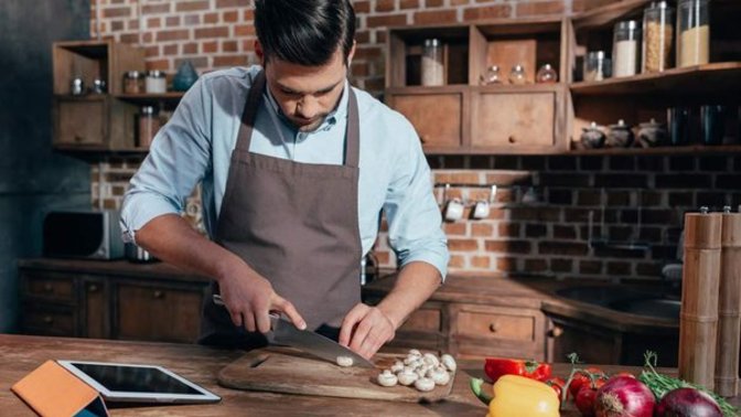 Girls, Would you prefer going to a restaurant or a guy cooking lunch or dinner?