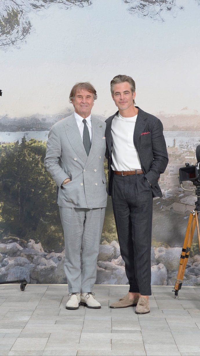 By seeing this photo, Do you find the look gayish?