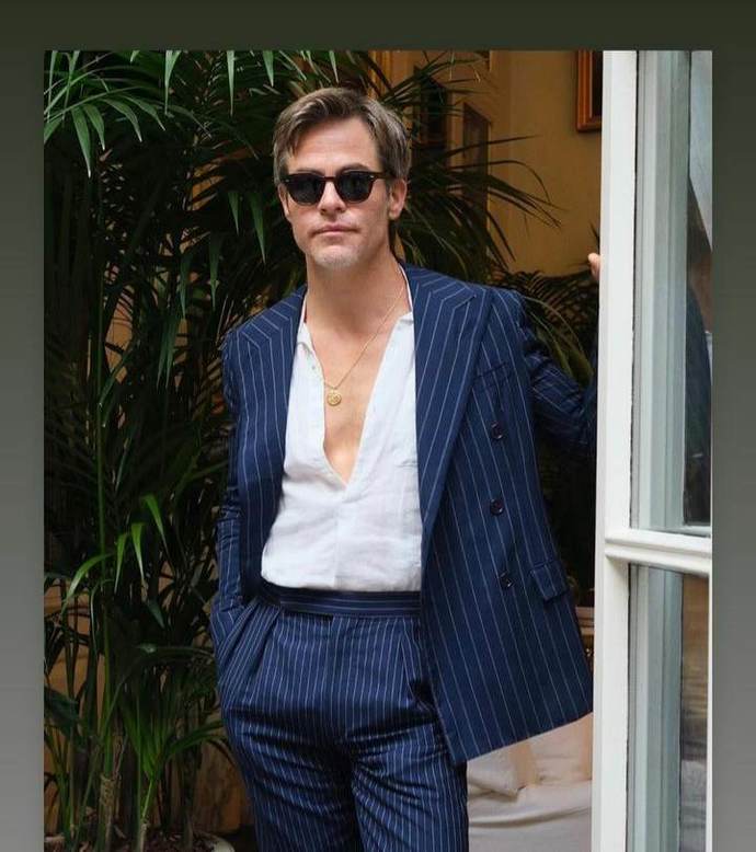 By seeing this photo, Do you find the look gayish?