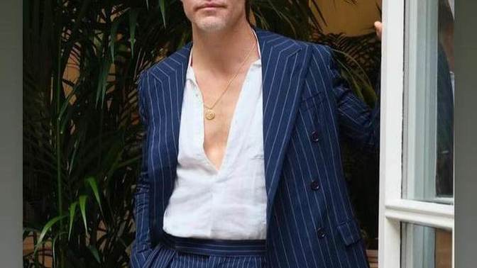 By seeing this photo, Do you find the look gayish?