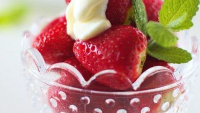 Sweet strawberries with sweet vanilla cram?