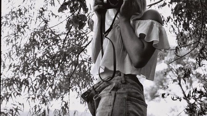 Girls, are girls giving a message when wearing pants, jeans or shorts unbuttoned and partially unzipped?