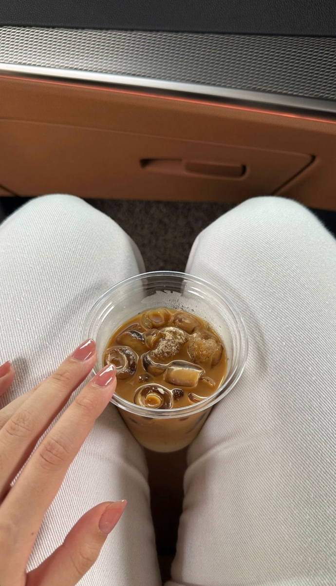 My iced coffee⦠LMAOAOAO