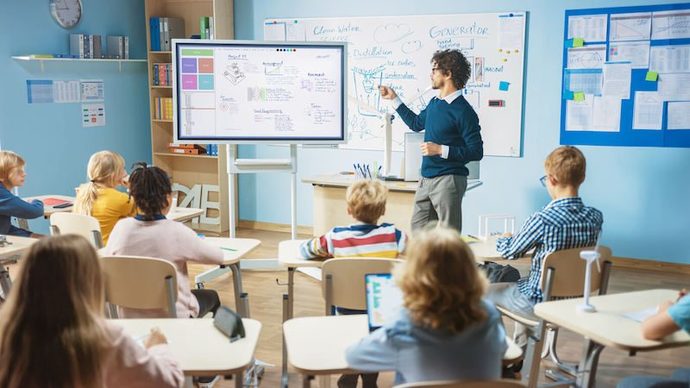 Should public schools be forced at all times to be 100% transparent to parents about the school curriculum, why, why not?