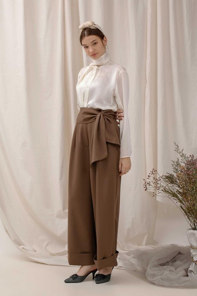 Are loose pants worn by the ladies getting into style in your city?