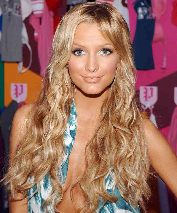 Do you think Ashlee Simpson looks better with black, blonde, or red hair?