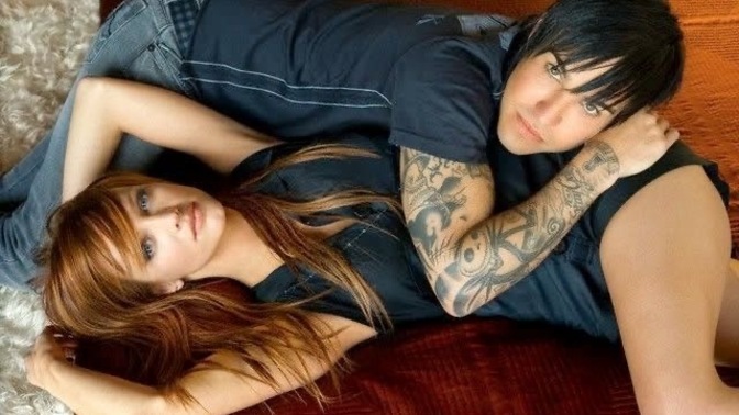 Do you think Ashlee Simpson looks better with black, blonde, or red hair?