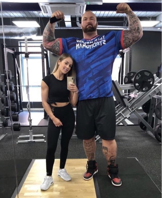 Shorter women with very tall men. Is the love games taking onto a whole new level?