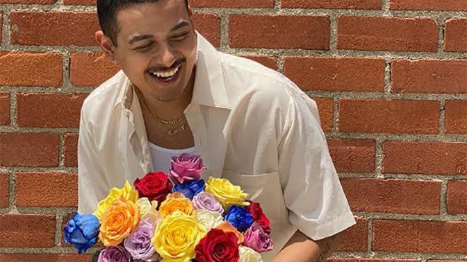 Guys if your date received you flowers on the first date would you find it odd or like it?💐?