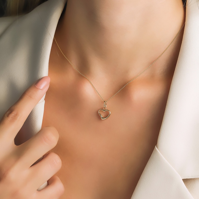 Guys, do prefer your woman with or without a necklace?