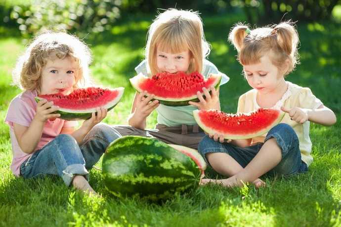 Do Americans eat watermelon with a spoon?