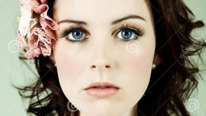 Why did she look at me with wide eyes and couldn't stop looking at me?