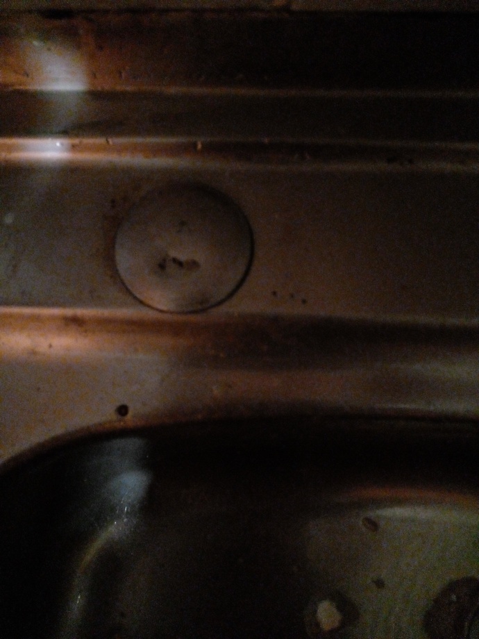 How can I fix the round thing on the sink?