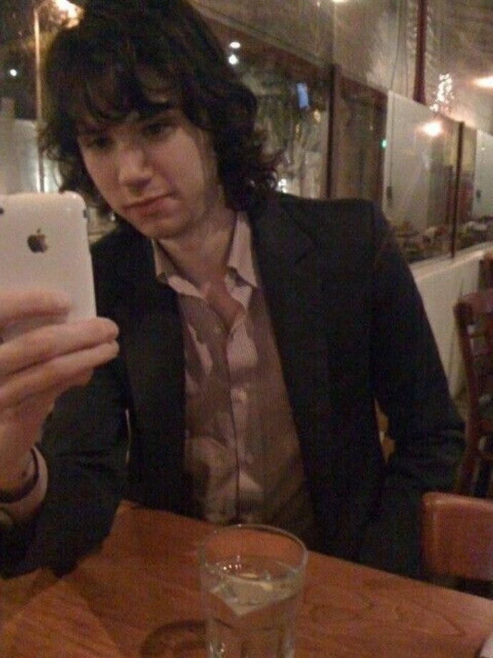 Which hairstyle do you think looks better on Ryan Ross?