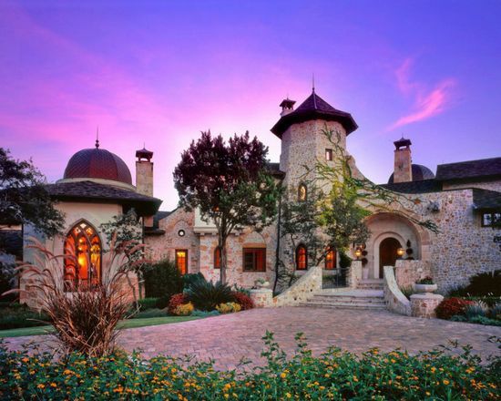 Does Texas find its own house style?