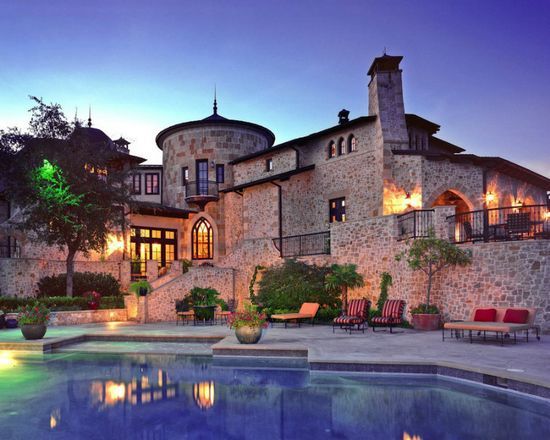 Does Texas find its own house style?