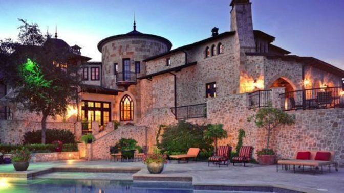 Does Texas find it's own house style?