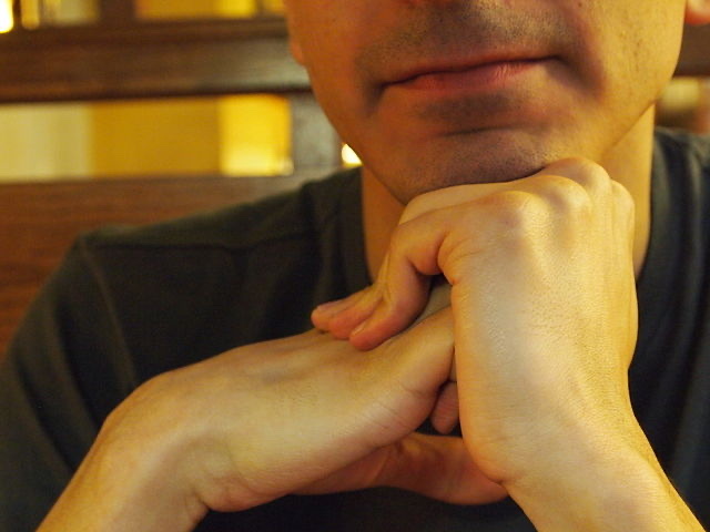What does it mean when a guy cracks his knuckles while talking to a girl?