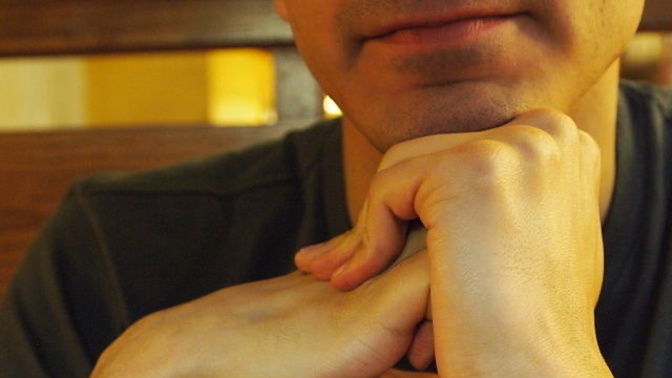 What does it mean when a guy cracks his knuckles while talking to a girl?