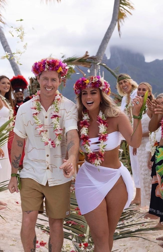 How many of you would imagine having a dream wedding at a tropical paradise. Such as the Polynesian getaway. But in beach attires?