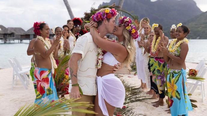 How many of you would imagine having a dream wedding at a tropical paradise. Such as the Polynesian getaway. But in beach attires?