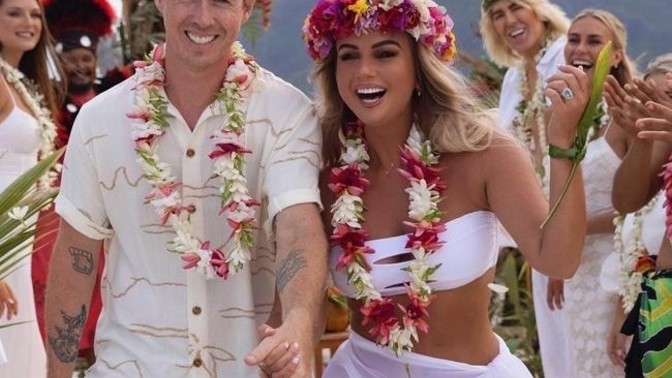 How many of you would imagine having a dream wedding at a tropical paradise. Such as the Polynesian getaway. But in beach attires?