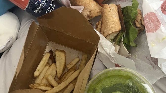 Is this a healthy meal how many calories you think this meal have ( pic ) ?