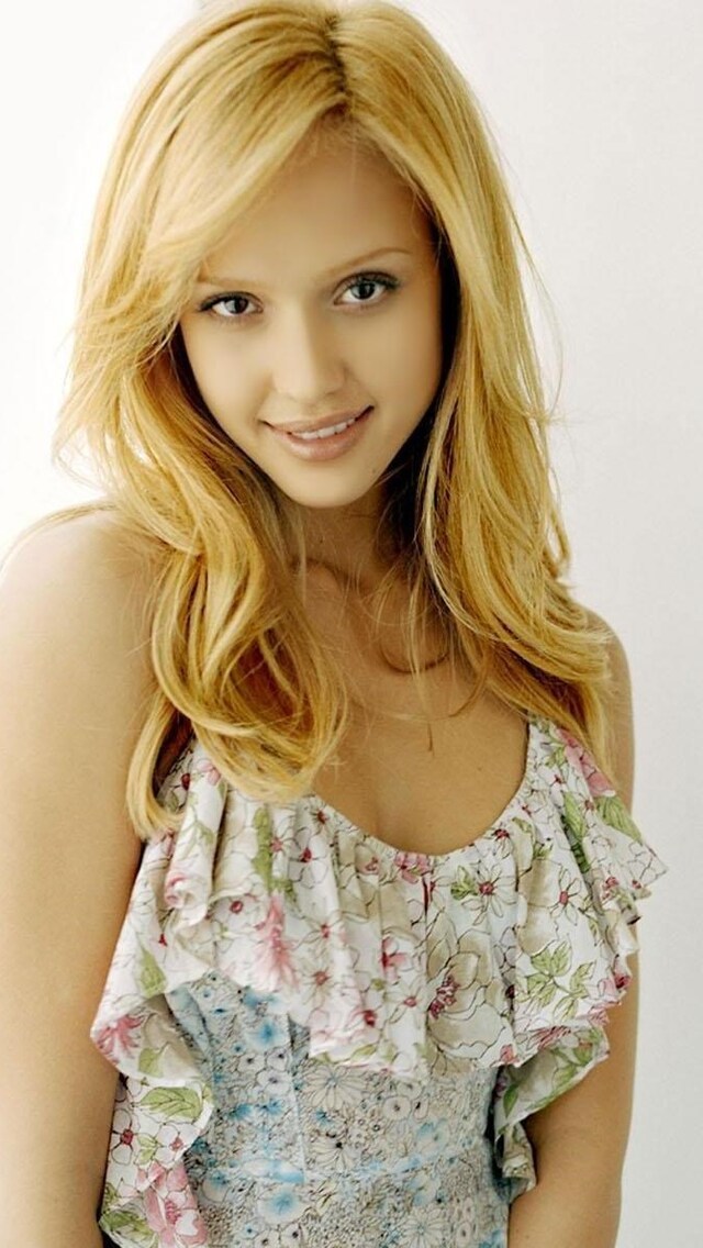 Which actress is prettier?