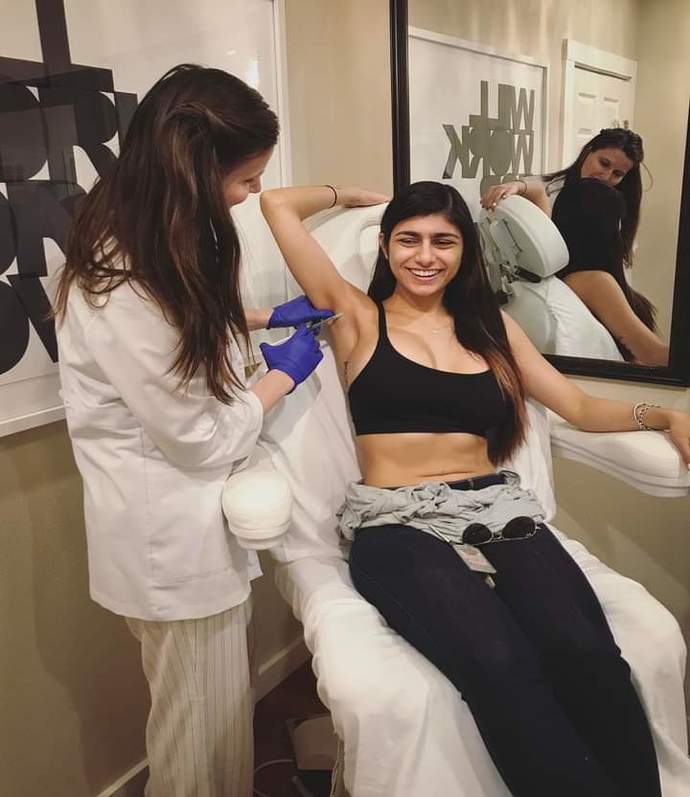 Can you tell what kind of shot Mia Khalifa is taking?