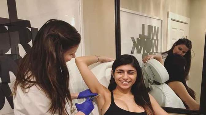 Can you tell what kind of shot Mia Khalifa is taking?