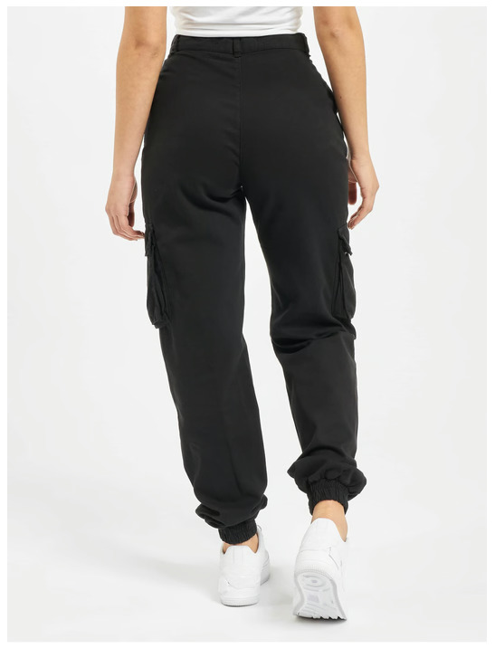 Which of these cargo pants do you think look better?